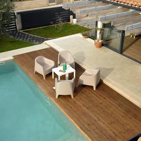 Modern With 4 Bedrooms And Pool Near Pula
