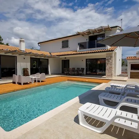 Modern With 4 Bedrooms And Pool Near Pula Sisan
