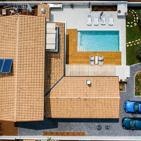 Modern With 4 Bedrooms And Pool Near Pula Villa