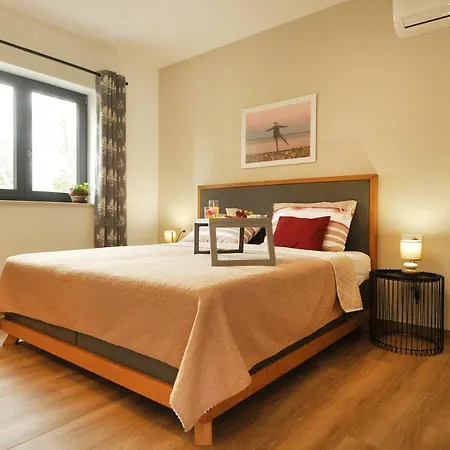 Modern With 4 Bedrooms And Pool Near Pula Villa