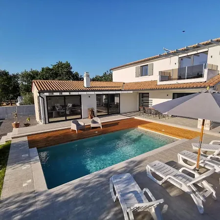 Modern With 4 Bedrooms And Pool Near Pula Villa Sisan