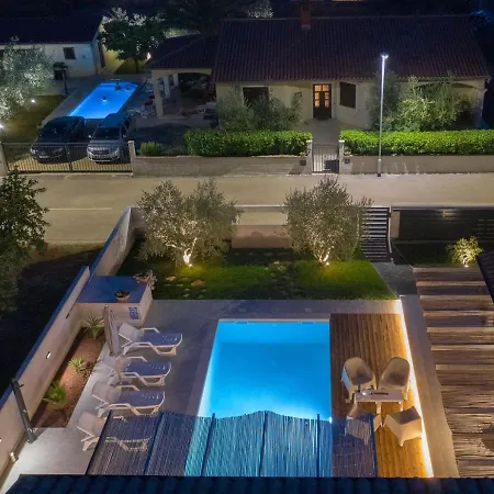 Modern With 4 Bedrooms And Pool Near Pula