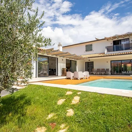 Modern With 4 Bedrooms And Pool Near Pula Villa *