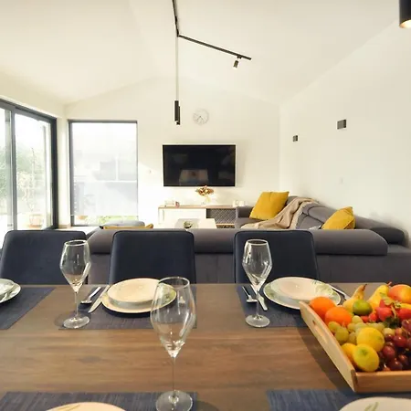 Modern With 4 Bedrooms And Pool Near Pula Villa *