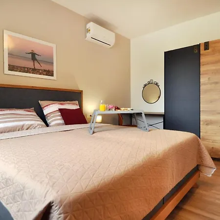 Modern With 4 Bedrooms And Pool Near Pula Villa *