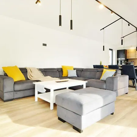 Modern With 4 Bedrooms And Pool Near Pula *